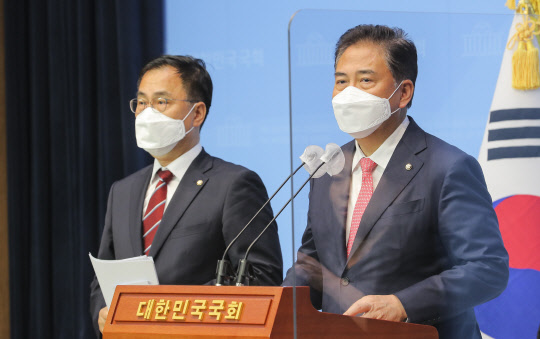 지난 5월11일 코로나19 백신 확보 등 대미협력을 위해 미국 방문을 앞둔 국민의힘 방미 대표단 박진 의원(오른쪽)과 최형두 의원이 국회 소통관에서 기자회견을 열고 일정 및 계획을 설명하고 있다. 박 의원은 국민의힘 외교안보특별위원회 위원장을 맡고 있다.연합뉴스